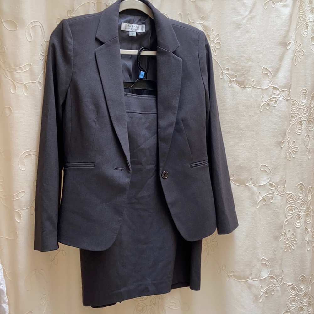 Tahari skirt suit